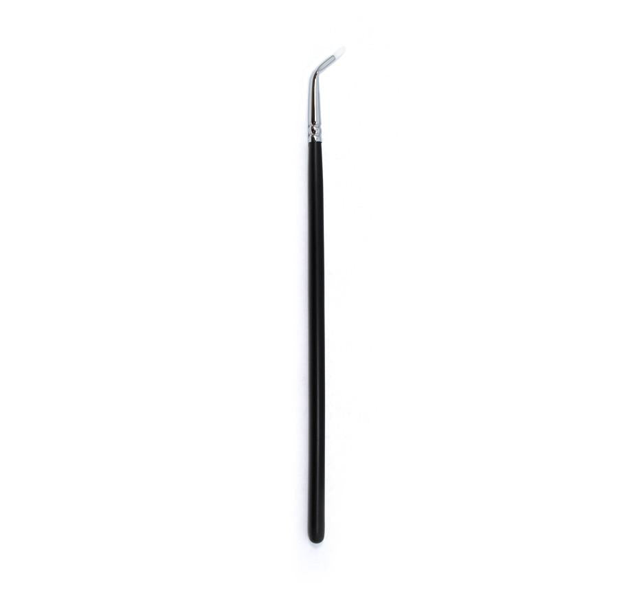 M217 Bent Liner Eyeliner Brush - Image 1